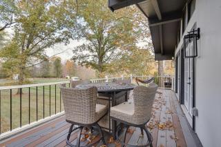 Powell Home with Fire Pit - 5 Mi to Columbus Zoo! - 8