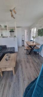 42 pine lodge & sea views - 8