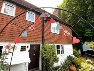 Chestnut Tree Cottage, 7 High Street - Ardingly - 1