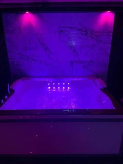 La Suite Prestige Jacuzzi,Sauna,Netflix,Disney - Amiens - 8