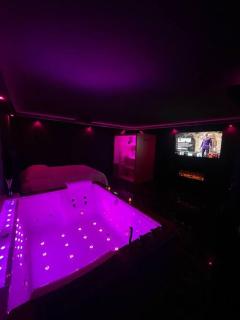 La Suite Prestige Jacuzzi,Sauna,Netflix,Disney - Amiens - 9
