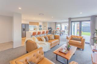 New Luxury Home with Games Room and Park Outlook Sleeps 12, 26 mins from CHC airport - Lincoln - 9