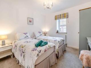 Church Hall & Secret Garden Hideaway at Summer Hills Whitby - Whitby - 5