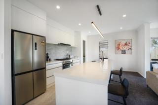 Experience The Magic of Riverside Living - 5 beds - Hamilton - 5