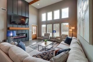 Chic Arkansas Retreat with Patio, Grill and Fire Pit! - Fairfield Bay - 0