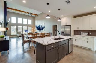 Chic Arkansas Retreat with Patio, Grill and Fire Pit! - Fairfield Bay - 1