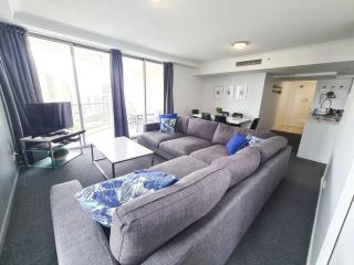 Chevron Renaissancë 2BR w/ Lovely Views - 9