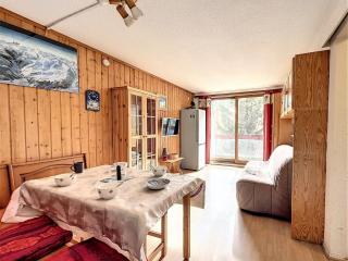 Studio cosy au pied des pistes avec balcon, proche remontées, piscine chauffée et commodités - FR-1-267-279 - 0