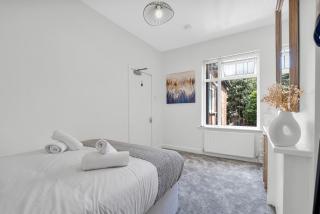 Solace Nights - Large Modern House - 4 Bedrooms - Near M6 & Spaghetti Junction - Fast WiFi - Netflix - Birmingham - 9