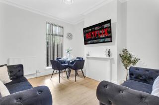 Solace Nights - Large Modern House - 4 Bedrooms - Near M6 & Spaghetti Junction - Fast WiFi - Netflix - 8