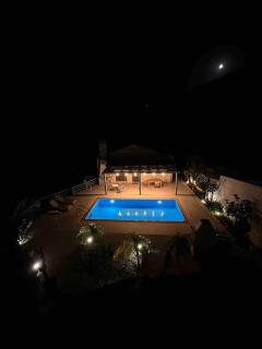Mountain side oasis with view and pool - Vorós - 1