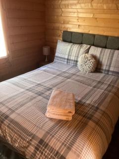 Log Cabin in the City with hot tub - Culloden - 4