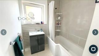 4 bedroom property which sleeps 8 very close to the Harry Potter studio and Watford junction - Leavesden Green - 1