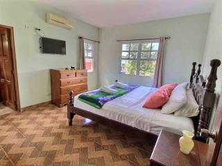 Mountain View Family Home In Town with King Suite and Midterm Available - San Ignacio - 9