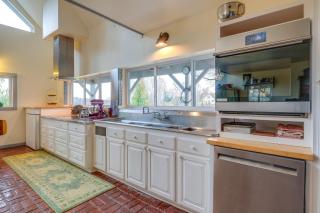 Pet-Friendly Pilot Studio with Vineyard Views! - 8