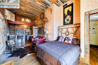 Western-Themed Decatur Studio on Main Street! - Decatur - 0