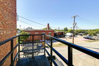 Western-Themed Decatur Studio on Main Street! - Decatur - 8