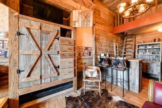 Western-Themed Decatur Studio on Main Street! - Decatur - 5