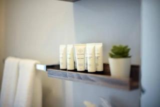 HostWise Stays - Free Parking, Highly Walkable, 2 Full bathrooms - 3