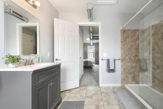 HostWise Stays - Free Parking, Highly Walkable, 2 Full bathrooms - 2