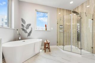 HostWise Stays - The Charlotte - Rooftop patio, Garage Parking, Prime Location, Large 3 Story Home - 5