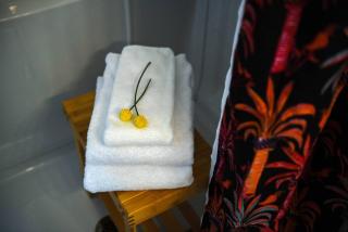 HostWise Stays - The Geneva - Easy Walk to Childrens - 2