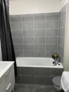 Joli studio avec parking privé, bien situé - Moulins - 2