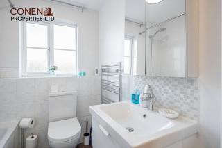 Captivating 2-Bed Apartment in Grays - West Thurrock - 3