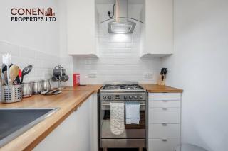 Captivating 2-Bed Apartment in Grays - West Thurrock - 5