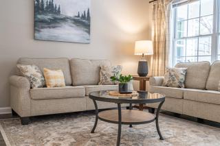Spacious 3BR Home on Sprawling Serene Grounds - Kingston - 4