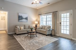 Spacious 3BR Home on Sprawling Serene Grounds - Kingston - 5