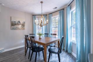 Spacious 3BR Home on Sprawling Serene Grounds - Kingston - 9