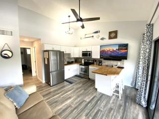F Lakefront! Remodeled, Sleeps 4, Boat Slip, Patio, WiFi, Cable, Pool - Osage Beach - 9