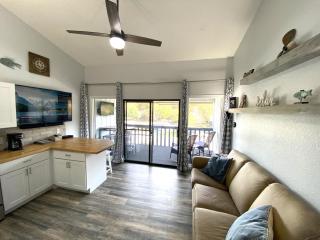 F Lakefront! Remodeled, Sleeps 4, Boat Slip, Patio, WiFi, Cable, Pool - Osage Beach - 6