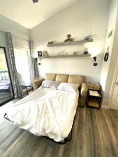 F Lakefront! Remodeled, Sleeps 4, Boat Slip, Patio, WiFi, Cable, Pool - Osage Beach - 3