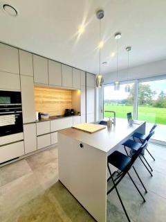 Spacious&Luxurious 5 bedrooms House - - 8