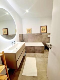 Spacious&Luxurious 5 bedrooms House - - 5