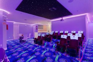 Immerse in Magic Castle-Cinema-Bowling-Games Room & Much More - Davenport - 8