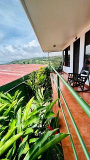 Hostal Nuevo Arenal downtown, private rooms with bathroom - Nuevo Arenal - 3