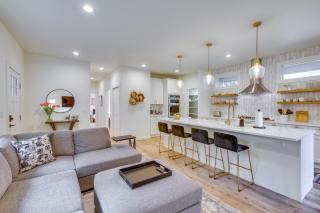 Private Yard and Fire Pit! Modern Kirkland Abode - 0