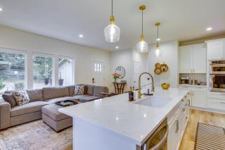 Modern Kirkland Home with Private Yard and Fire Pit! - Kirkland - 3