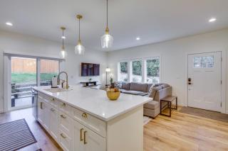 Modern Kirkland Home with Private Yard and Fire Pit! - Kirkland - 4