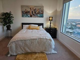 Luxury Highrise in Midtown - Skyline Views and Chic Decor - Houston - 6
