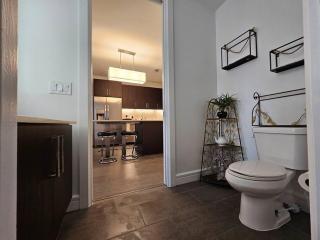 Luxury Highrise in Midtown - Skyline Views and Chic Decor - Houston - 5