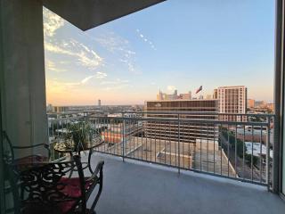 Luxury Highrise in Midtown - Skyline Views and Chic Decor - Houston - 6