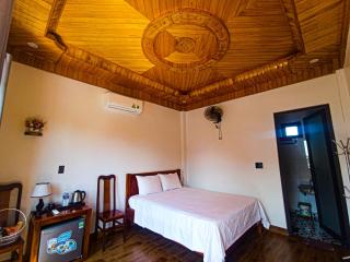 YoLo Pool Bar Villas & Garden Restaurant - 7