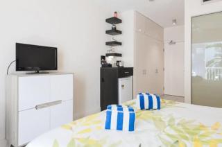 Couple's Coastal Haven Retreat at The Beach Club - Palm Cove - 9