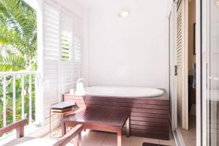 Couple's Coastal Haven Retreat at The Beach Club - Palm Cove - 5