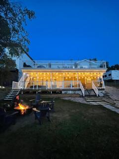 Beautiful Lakefront Cottage, Private Beach - Sleeps 16 - - 9