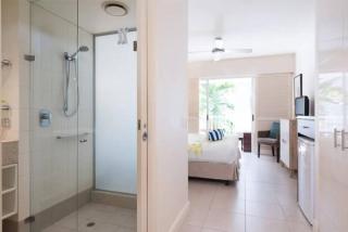 Oasis at The Beach Club: A Tropical Chic Retreat - Palm Cove - 5